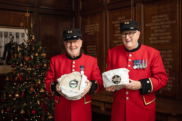 The ceremony of the Christmas Cheese 2022 with the Trethowan Brothers cheese